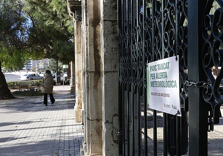 Alerta naranja en Valencia: El Ayuntamiento cierra cementerios, parques y jardines y suspende actividades deportivas al aire libre