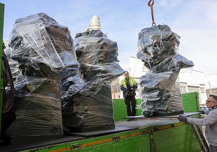 Goyas de dos metros dejan Valencia camino a la ceremonia de Barcelona