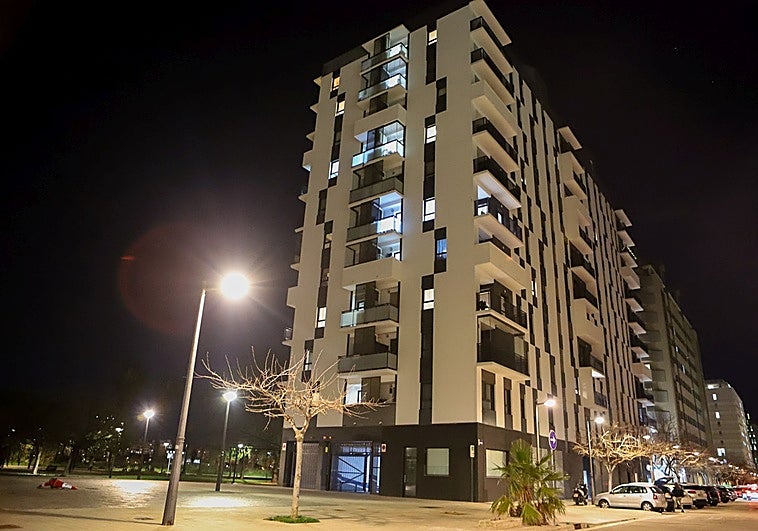 La vida de barrio en Moreras: dos bares a rebosar, una farmacia como centro de reuniones y gimnasios al aire libre