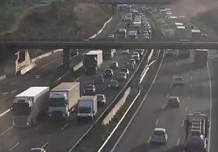 Miles de vehículos quedan atrapados en el bypass por un accidente múltiple y la avería de un autobús: hasta 12 kilómetros de atasco