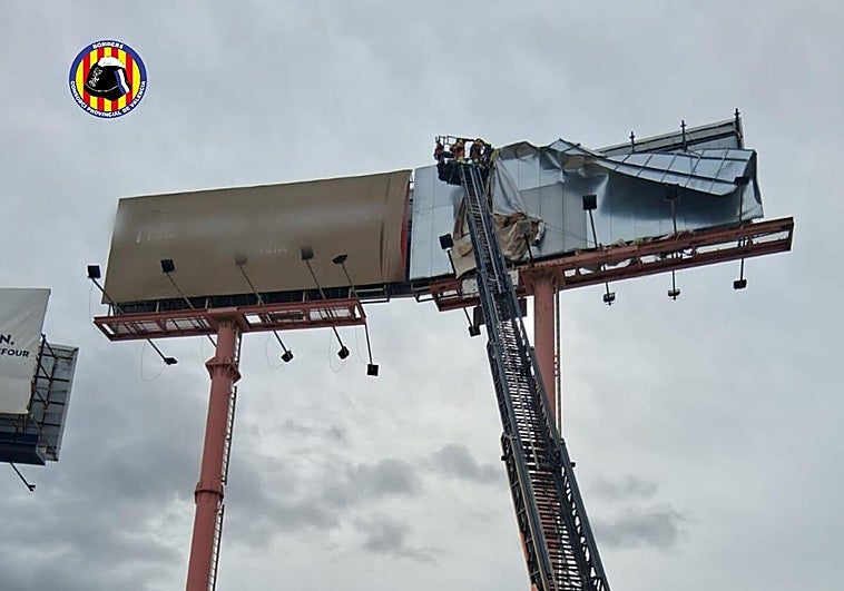 Árboles caídos y fachadas con riesgos: los bomberos siguen trabajando contra los efectos del viento