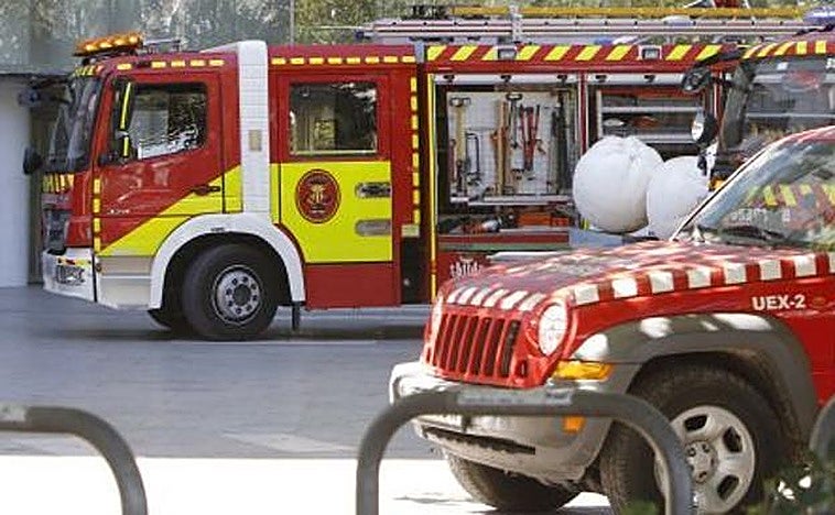 Los bomberos cortan un carril en la calle Colón de Valencia para revisar una fachada