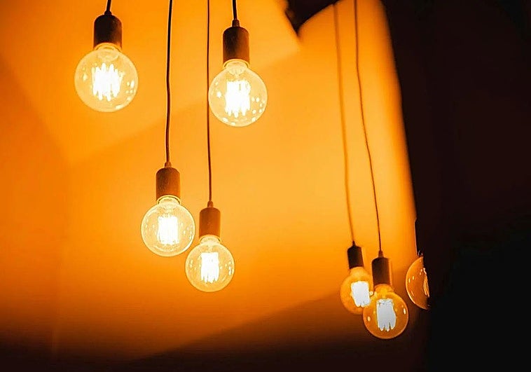 El precio de la luz repunta este jueves 12 de febrero pero regala varias horas a -1 euro/MWh: once tramos en negativo para usar los electrodomésticos