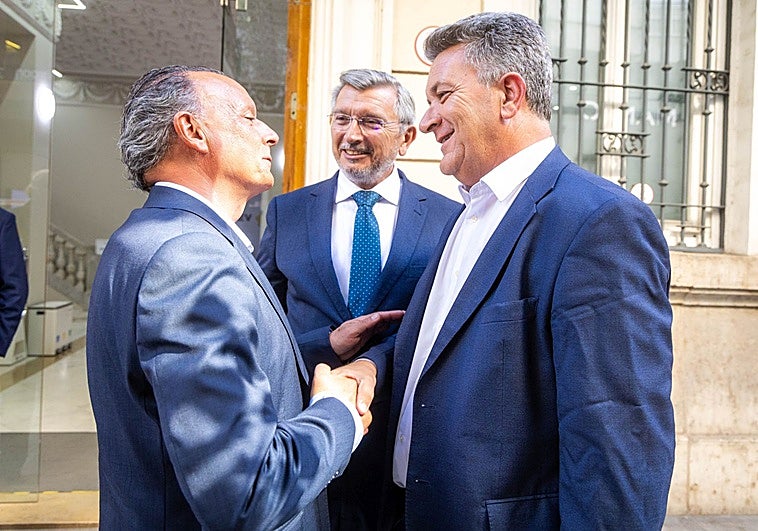 El Consell mueve ficha en el puerto de Valencia: nombra consejero a Carlos Prades en lugar de Salvador Navarro