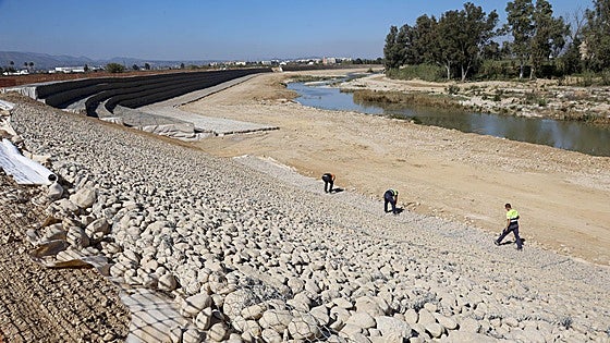Seis motas en 25 kilómetros para protegerse del río Magro