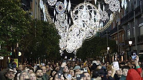 Ruzafa enciende las Fallas con su exhibición de calles iluminadas