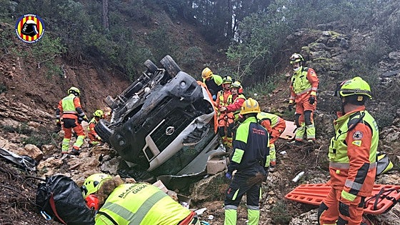 Herido un repartidor tras despeñarse con su furgoneta por un barranco en Sot de Chera