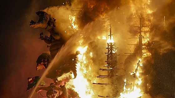 'Invisible', la historia de acoso escolar narrada por Eloy Moreno, arde en la cremà de la falla infantil de Sueca-Literato Azorín