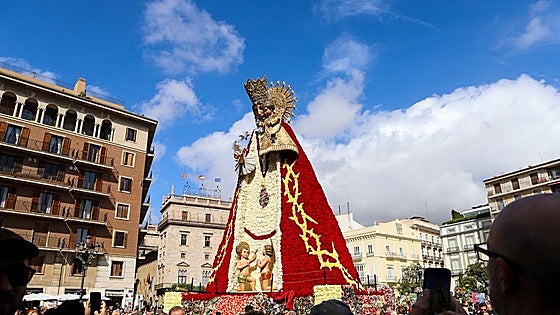 Devoción y curiosidad para ver a la Virgen: «No soy religioso, pero vengo porque es una obra de arte»