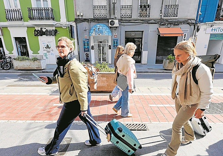 Ruzafa se levanta contra una colmena de 34 pisos turísticos en un patio interior