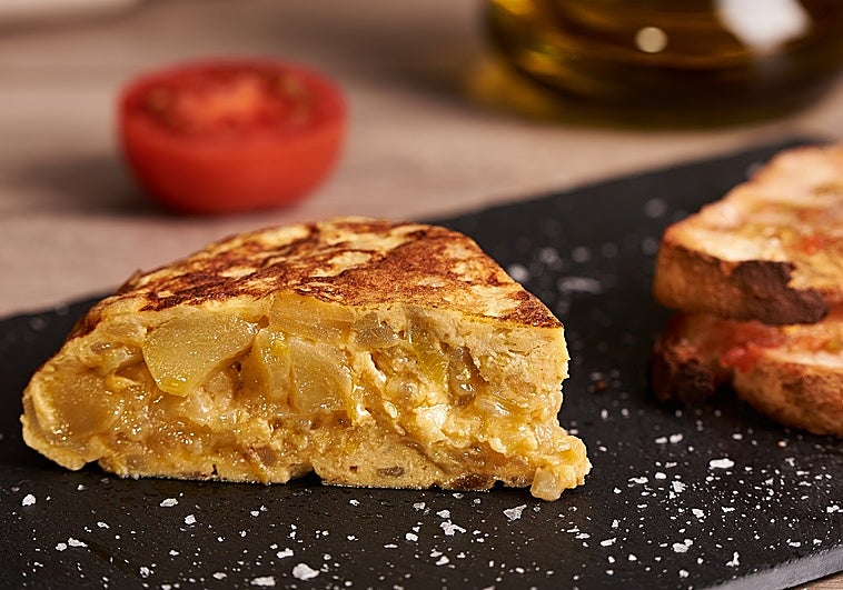 El cocinero Carlos Gómez: «Cuanto más huevo añadas a la mezcla, más líquida va a ser la tortilla de patatas»