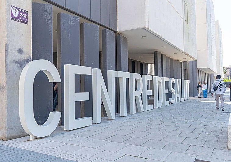 Salas de espera a 30 grados en el centro de salud Campanar II: «Es angustioso estar aquí con tanto calor»