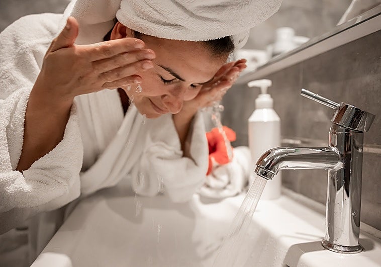 Los expertos coinciden: «Es un error lavarse la cara con agua fría: esta es la temperatura ideal»