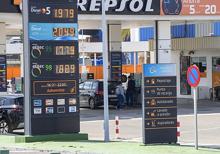 El truco para ahorrar 20 céntimos al repostar: la guía de planes y tarjetas de descuento en las gasolineras