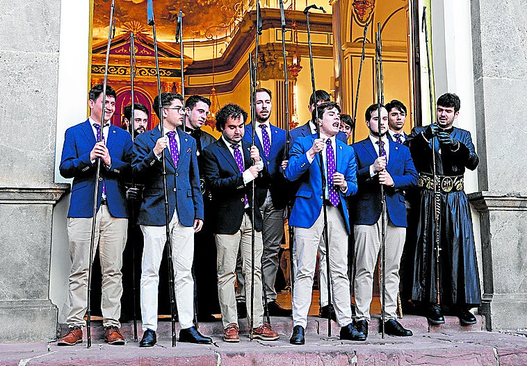 La Cofradía de la Sangre de Sagunto recibe a 39 nuevos miembros en medio del debate por el veto a las mujeres