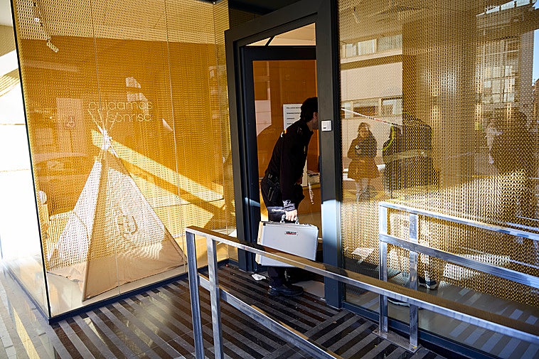 El juzgado incluye como investigada a la odontopediatra por la muerte de la niña asistida en la clínica de Alzira