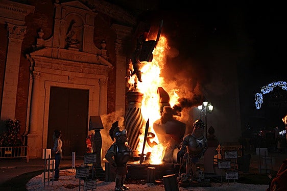 Montserrat quema sus fallas este lunes al suspenderse la cremà por la alerta de viento