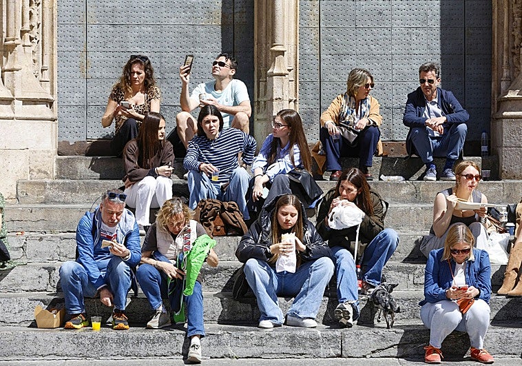 El incensante comedor de las escaleras de La Lonja