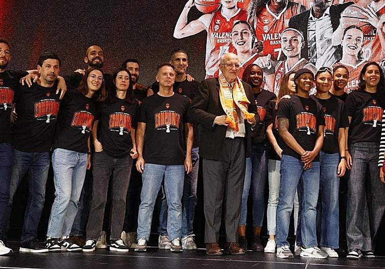 El Valencia Basket celebra la Copa de la Reina junto a su afición en el Roig Arena