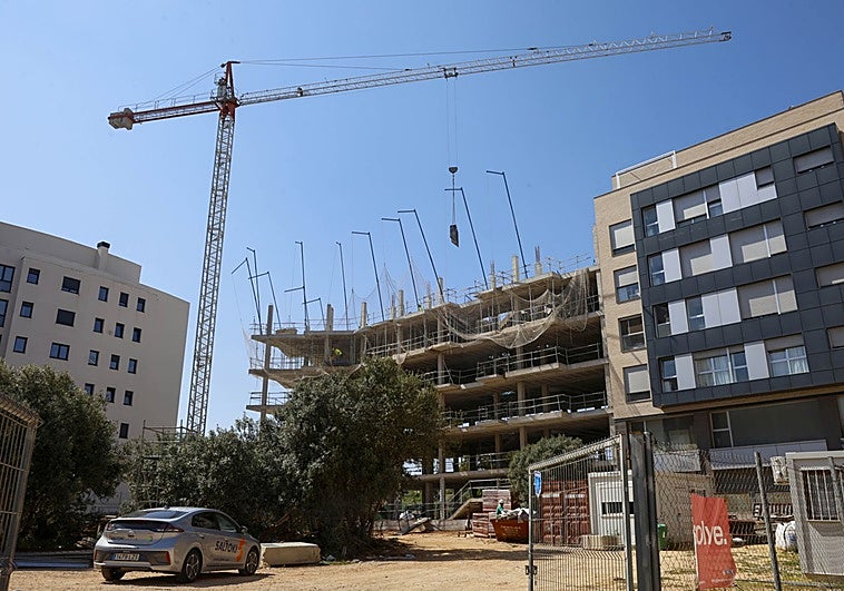 La lentitud en la construcción de viviendas deja cerca de 100.000 casas pendientes en suelo ya urbanizado en la Comunitat