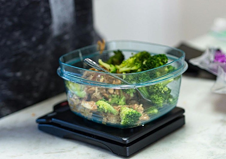 Este es el menú saludable que recomiendan llevar los expertos para quienes trabajan en el turno de noche