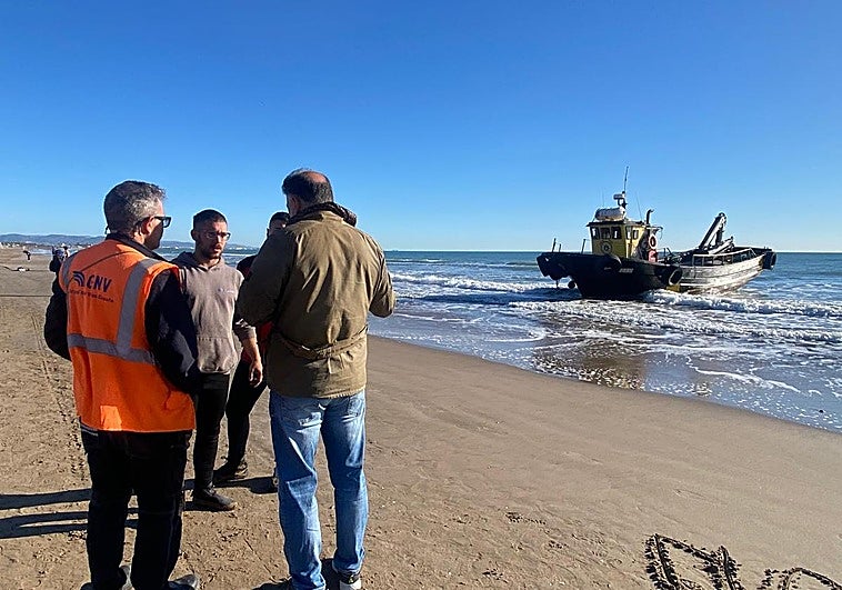 Roban una barcaza de suministros en la Marina Norte y aparece varada en la playa de la Malvarrosa