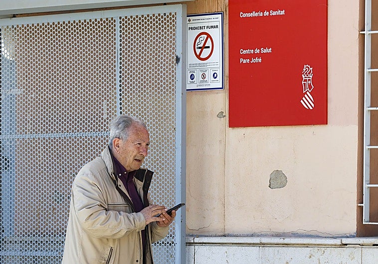 Los mayores se atascan con la nueva 'app' de Sanidad