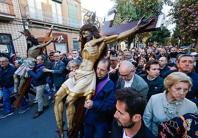 El Marítimo amanece con el encuentro de dos de sus cristos más venerados