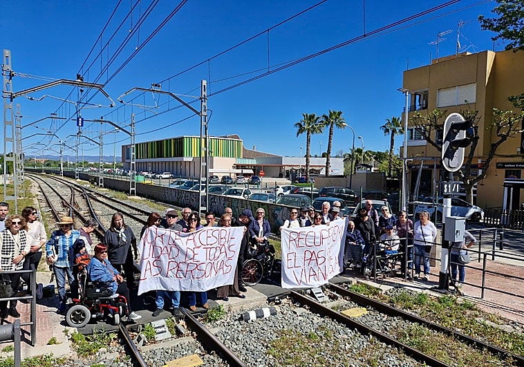 Vecinos de l'Eliana exigen la vuelta del paso a nivel peatonal en las vías del metro que une dos barrios