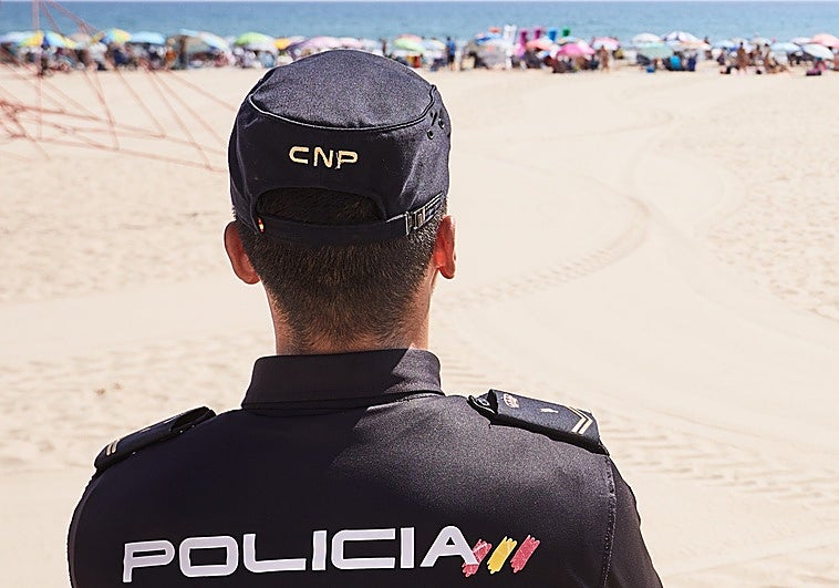 Herido grave al ser apuñalado en el cuello cuando defendía a una mujer en una discoteca de Gandia