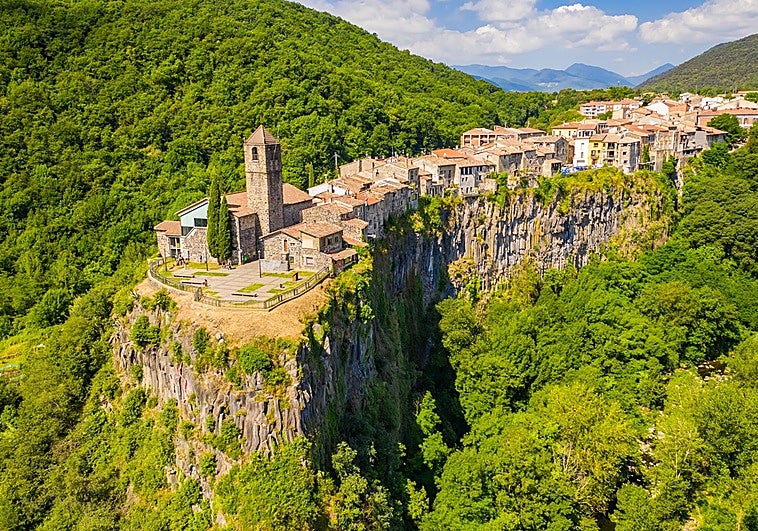 El pueblo medieval que resiste sobre unas enormes coladas de lava, rodeado de volcanes