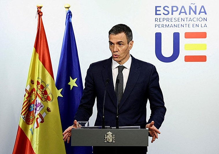 El sorprendente 'look' español de Pedro Sánchez para anunciar los históricos datos de empleo