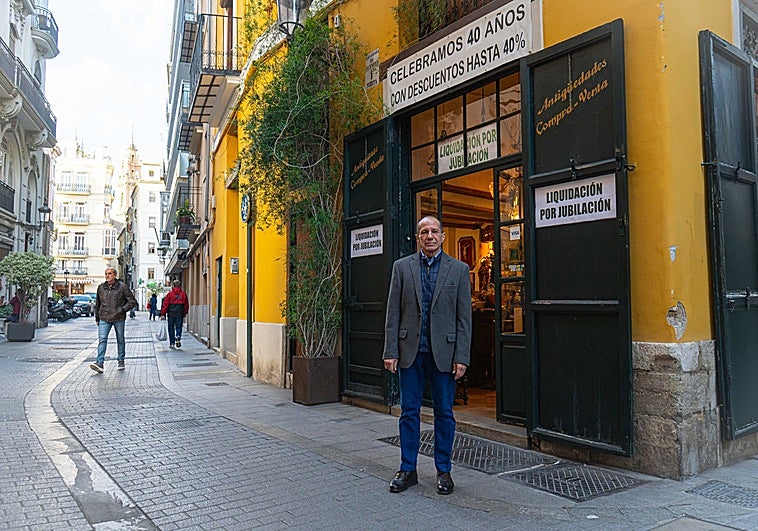 Cierra la tienda de antigüedades Mas d'Antic tras cuarenta años de vida en Valencia