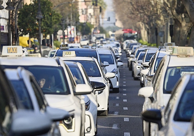 Ultimátum del taxi al Consell en su pugna con los VTC: amenaza con paros semanales a partir del 29 de abril