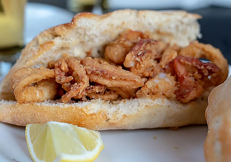 Carlos Gómez, cocinero: «El bocadillo de calamares mejora con pan brioche y una salsa de aguacate y queso crema»
