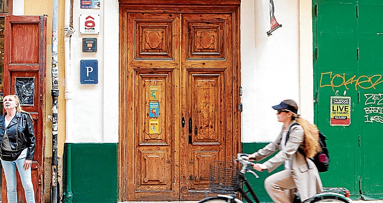 Víctimas de ataques a pisos turísticos en Fallas: «Nos despertaron dando golpes en la puerta. Fue aterrador»