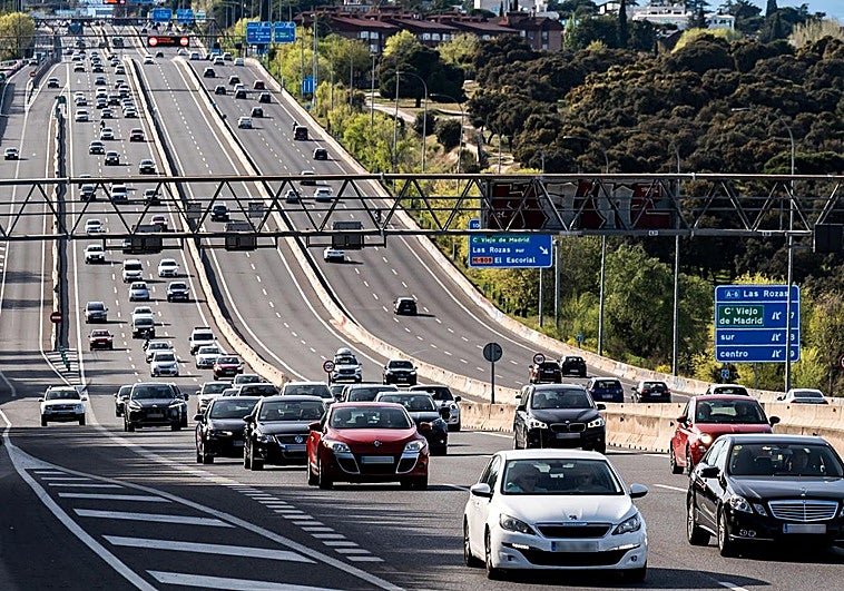 Nueva multa de la DGT: hasta 200 euros por saltarse la última señal que llega a las carreteras