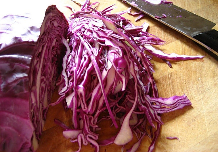 Carlos Gómez, cocinero: «Las alubias rojas de bote mejoran con un guiso de repollo, col lombarda y champiñones»