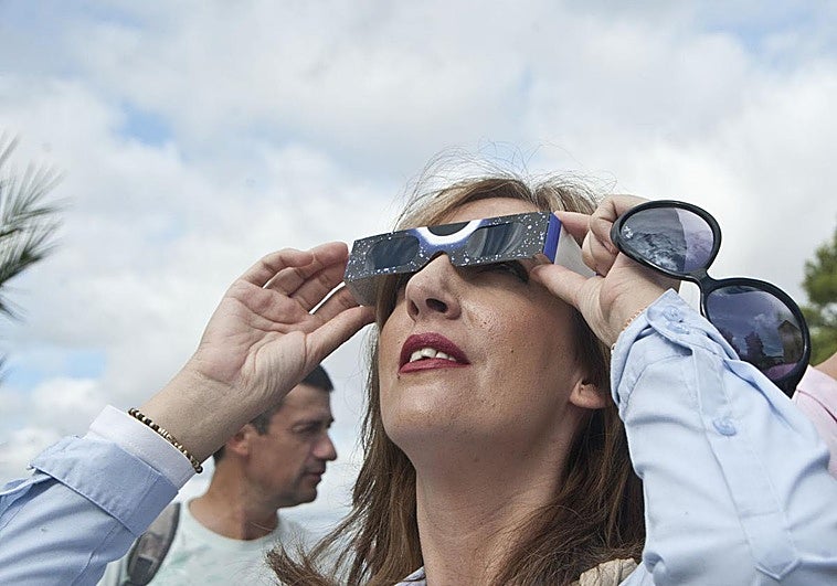 El aviso de los ópticos ante el eclipse de agosto: un error muy común puede dañarte la vista
