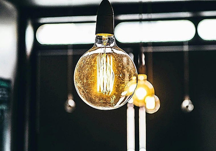 El precio de la luz cae este viernes 10 de abril y deja varios tramos a 0 euros: las horas más caras y más baratas