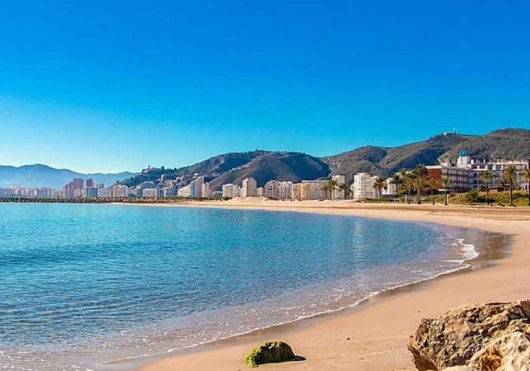 La playa de Cullera con bandera azul ideal para deportistas