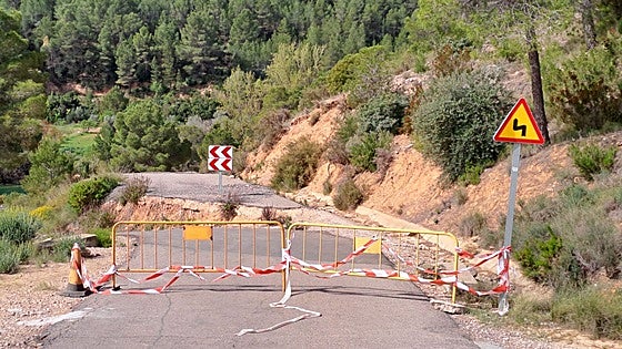 La principal vía de evacuación desde la nuclear de Cofrentes a Cortes de Pallás, cerrada hace un mes