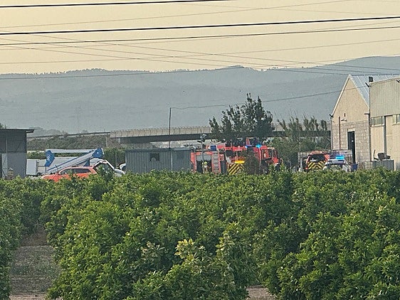 Extinguen con rapidez un incendio en una nave de Alberic