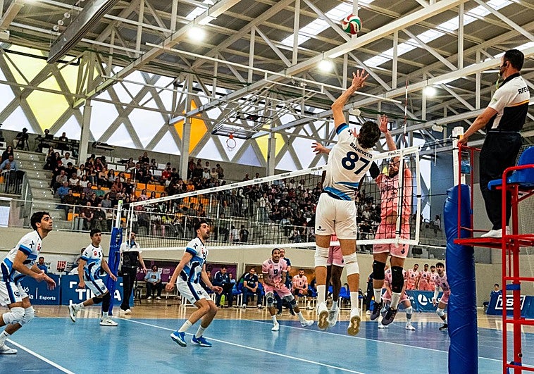 El Melilla golpea primero al Conqueridor en el playoff