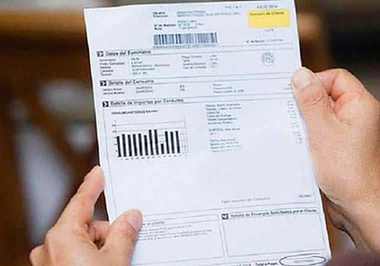 El precio de la luz del lunes 13 de abril se encarece pero deja seis tramos horarios con un coste negativo