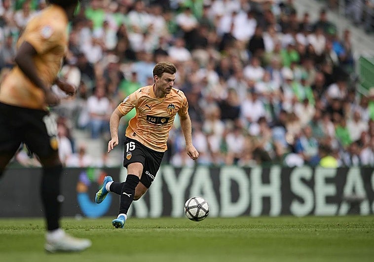 El superordenador vaticina que el Valencia sufrirá para salvarse tras su derrota ante el Elche: los tres equipos que bajarán a Segunda División