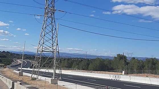 Una torre de alta tensión impedirá abrir por completo la nueva Vía Parque del Turia