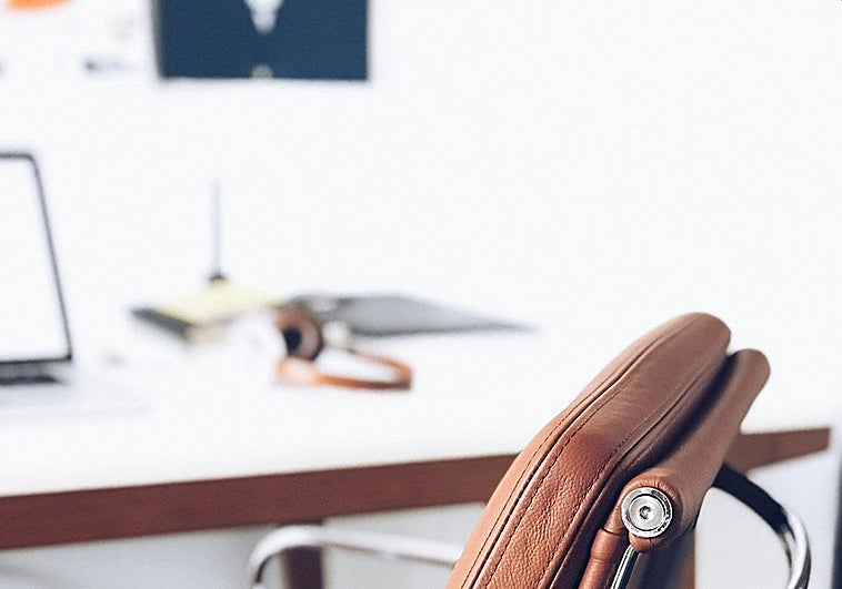 Despedido como director de un banco con un sueldo de 6.625 euros tras crear 30 tarjetas de crédito a nombre de terceros para apostar