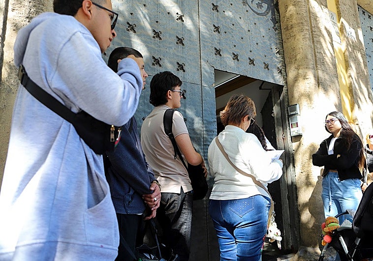 El miedo a las estafas y a los cobros ilegales a inmigrantes sobrevuela el inicio de la regularización