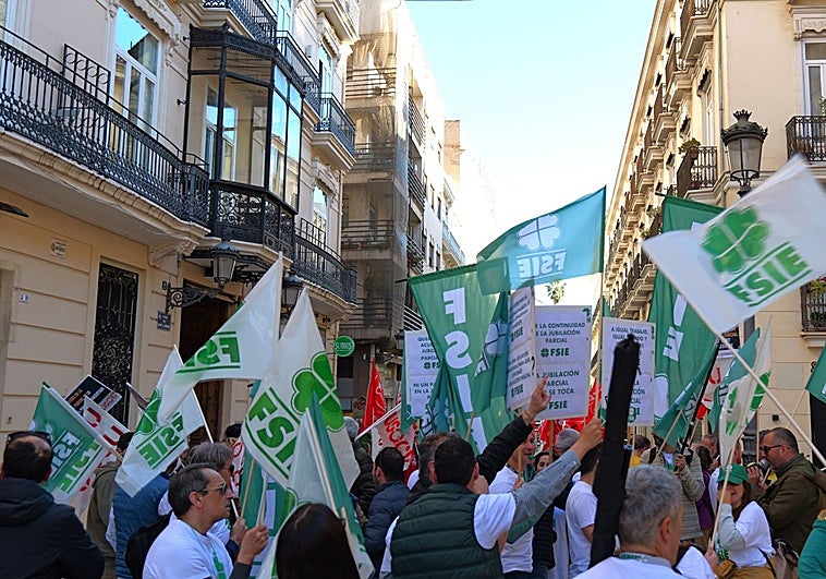 Los profesores de la red concertada también amagan con ir a la huelga para conseguir mejoras laborales y salariales